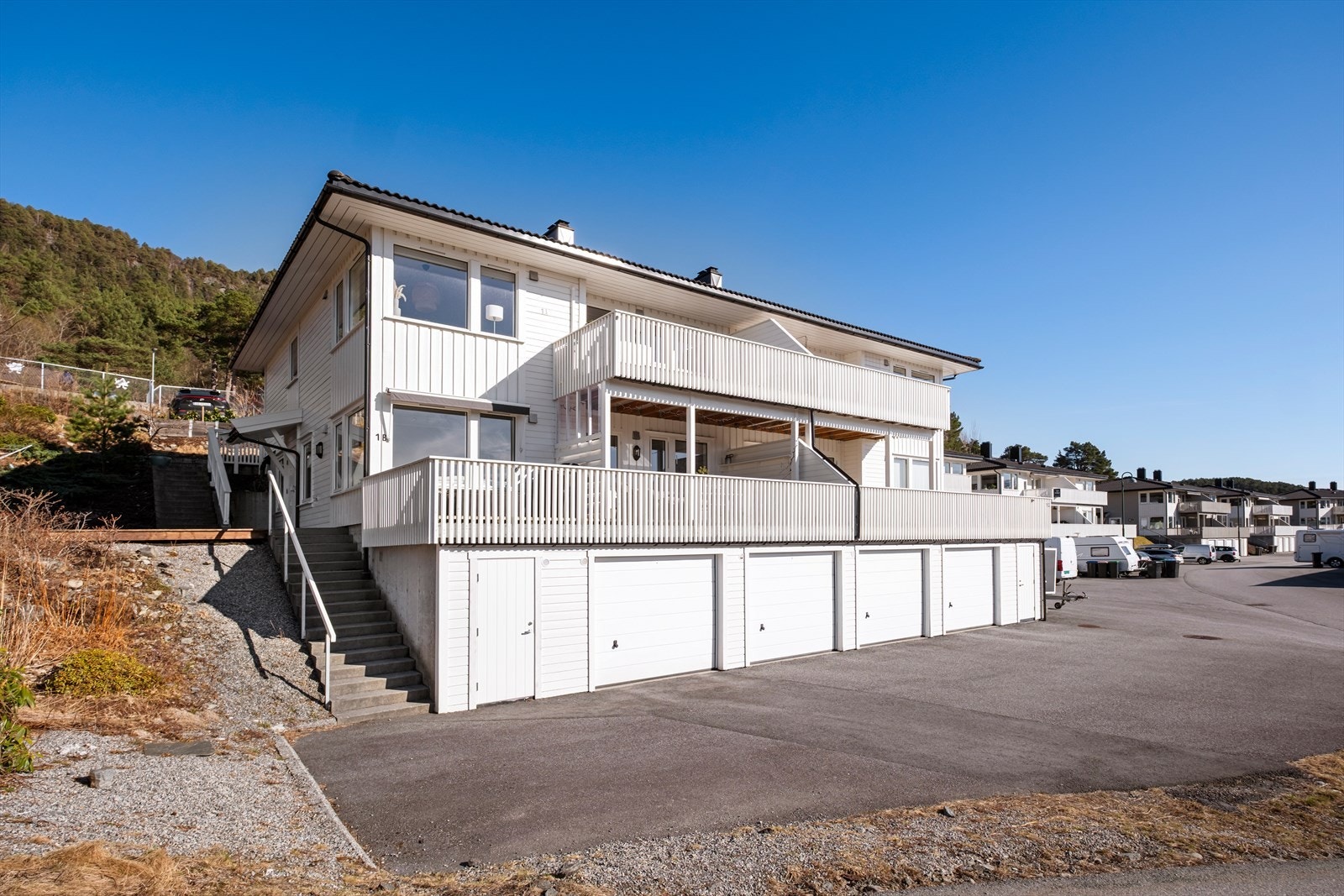 Parkering i tilhørende del av garasje. Det er montert el-billader som medfølger i handelen. Galleribilde