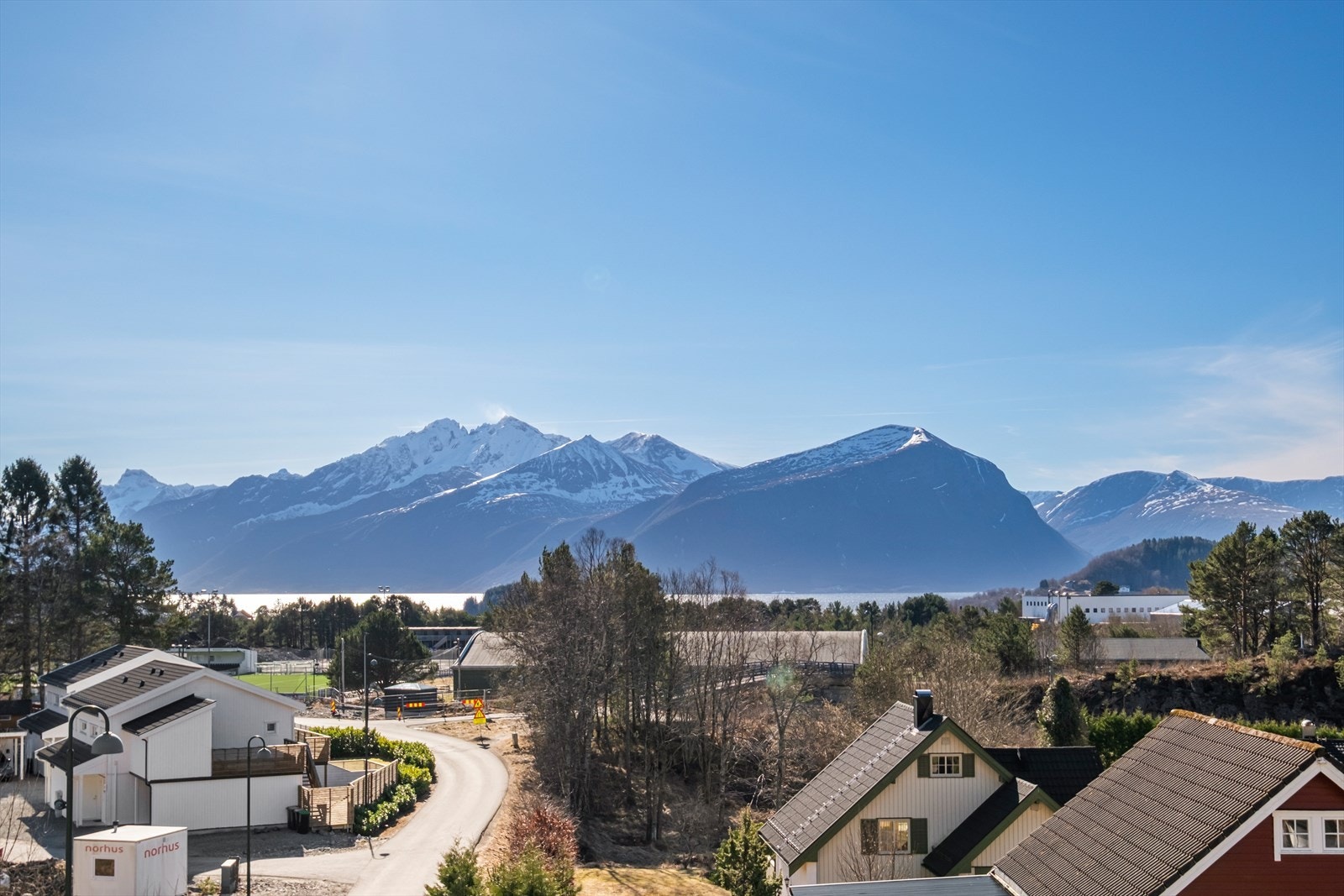 Eiendommen ligger i et rolig boligområde med kort avstand til Blindheimshallen. Galleribilde