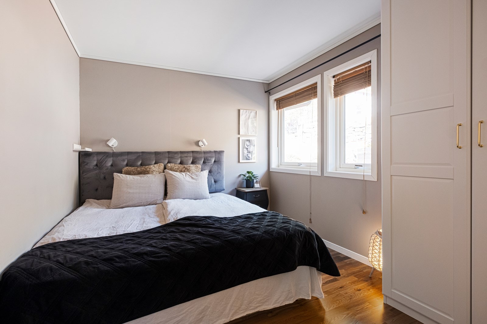 Rommet har plassbesparende garderobeskap med profilerte dører. Galleribilde