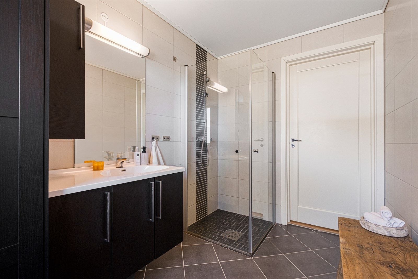 Badet har fliser på gulv og vegger, og er utstyrt med varmekabler for komfortabel oppvarming. Galleribilde