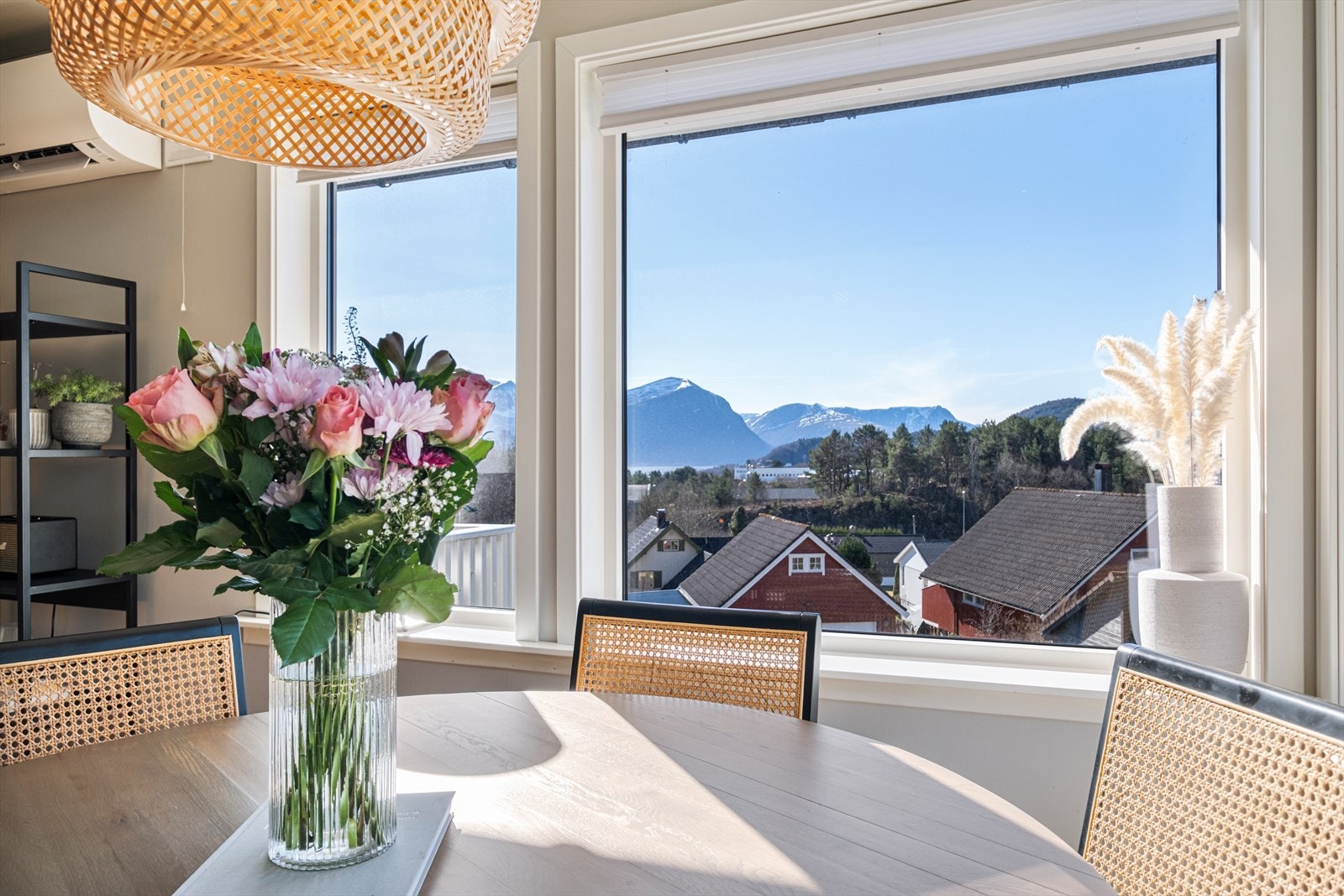 Med fjord og fjell som speiler seg i bakgrunnen. Galleribilde