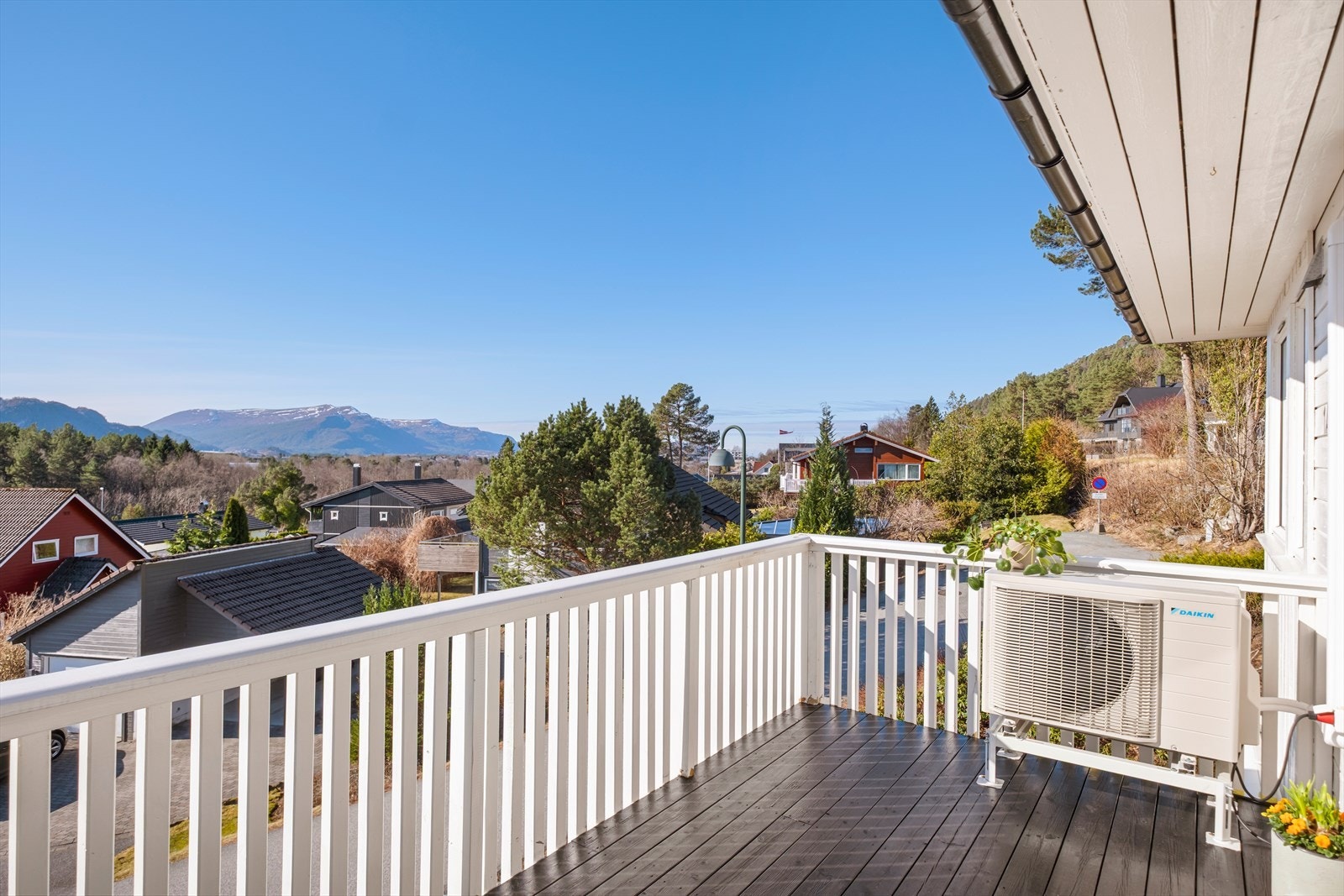 Verandaen gir utsikt over omkringliggende landskap. Galleribilde