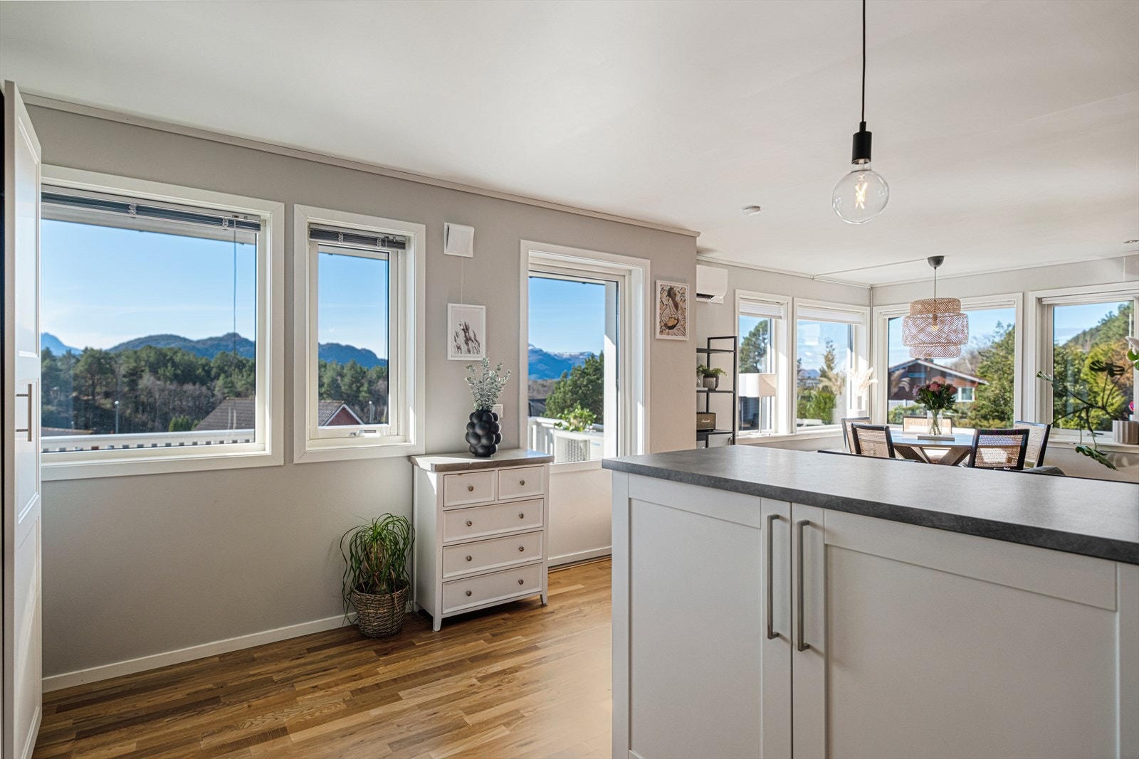 Kjøkkenet har godt med dagslys fra flere vinduer. Galleribilde