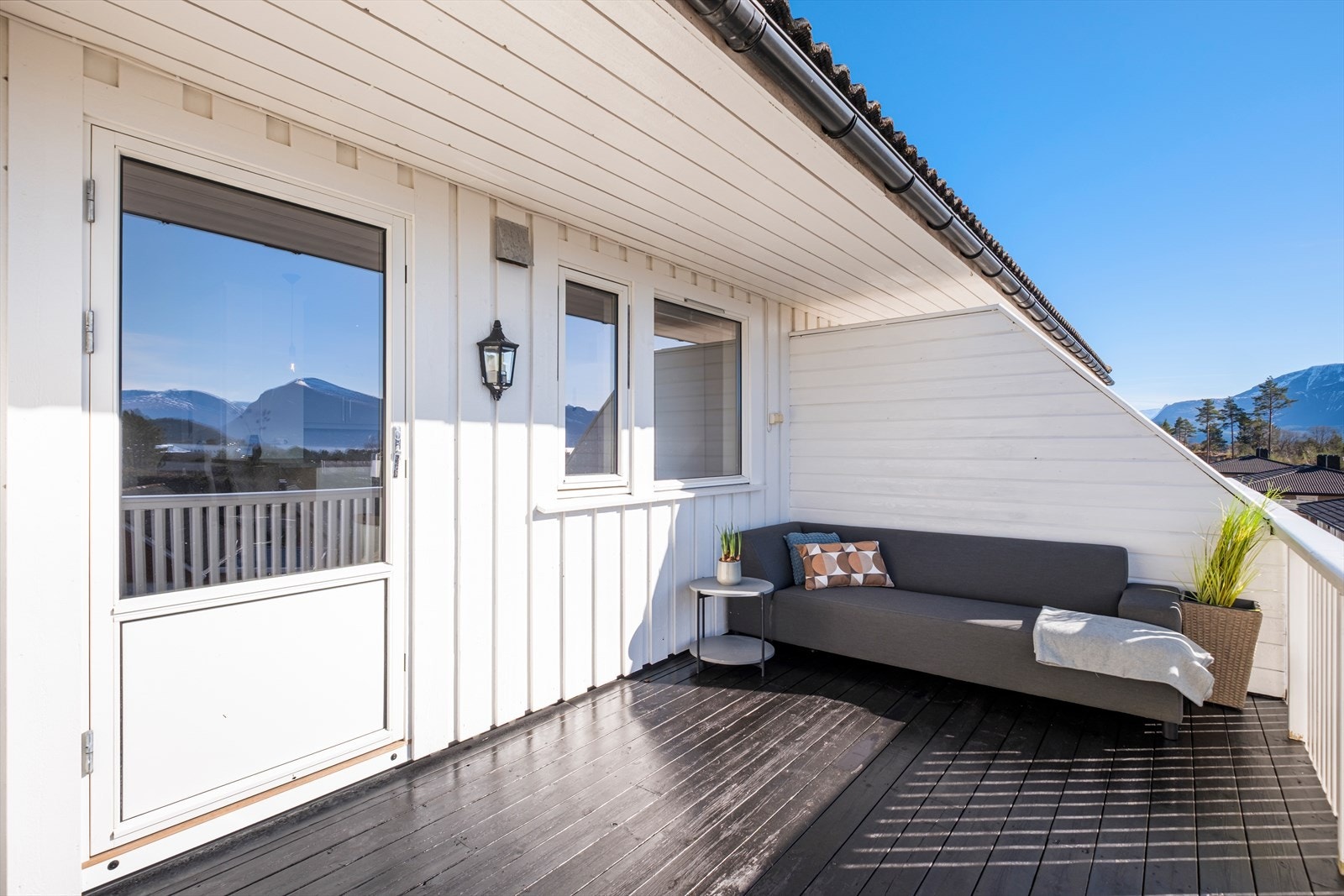 Utgang fra stue til veranda gir enkel tilgang til utendørsområdene. Galleribilde