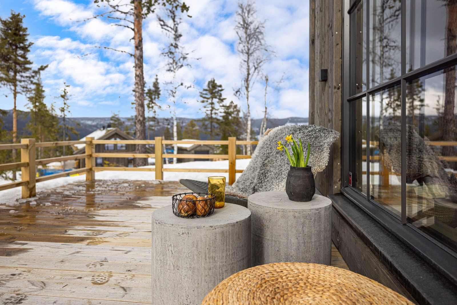 Her er det god plass til spisebord, loungeområde, grill, hyggelig beplantning, m.m. Galleribilde