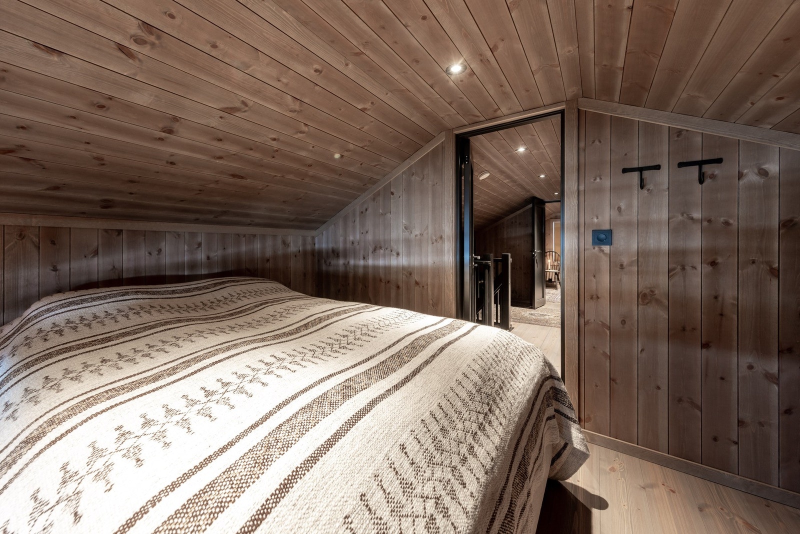 Det er tre soverom på hytta. Grunnet ekstra senger er det i dag totalt 8 sengeplasser Galleribilde