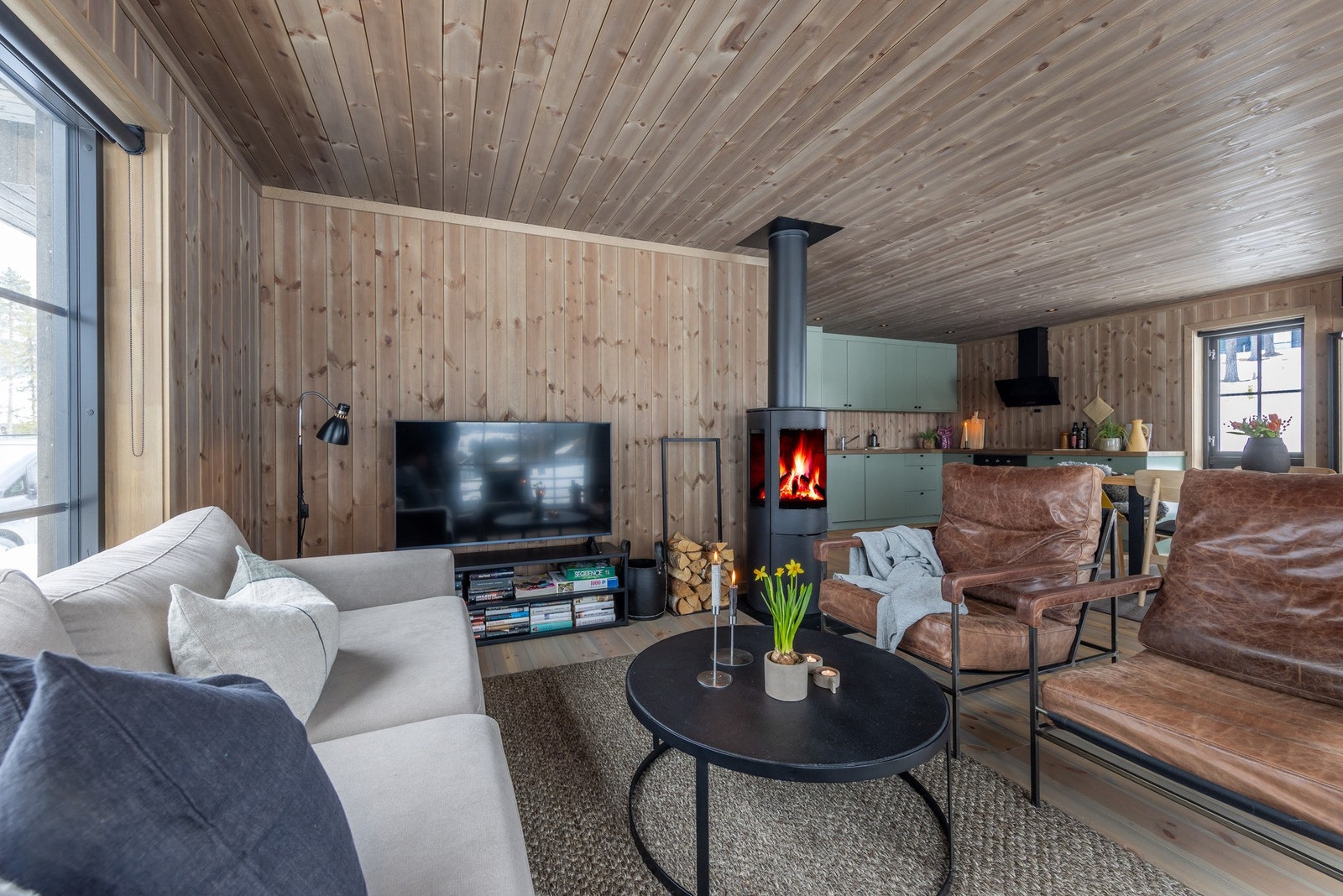 Naturlig sone for sofagruppe med tilhørende møblement og lekker peis for ekstra varme og hygge Galleribilde