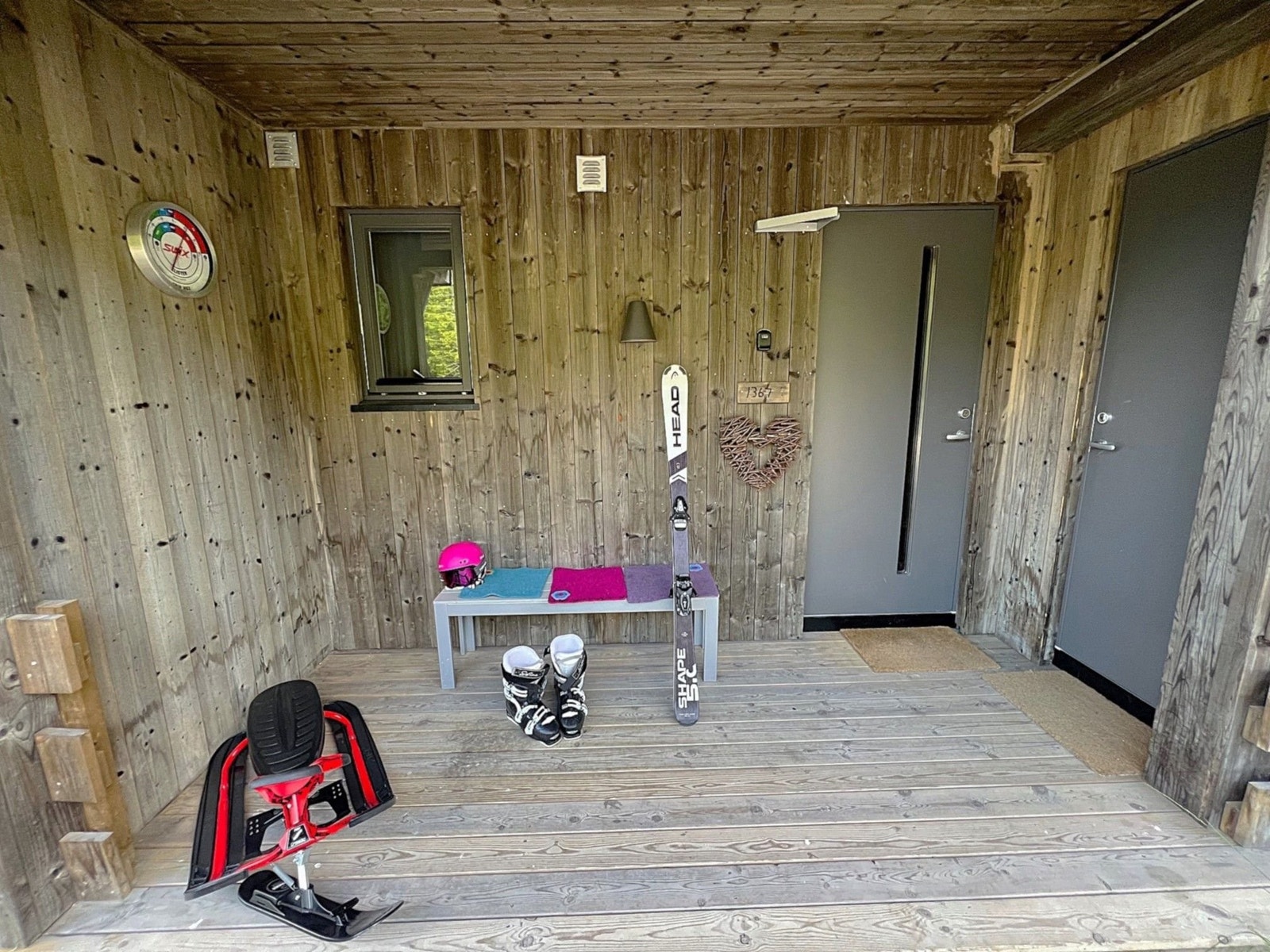 Overbygget inngangsparti. Døra til høyre er til skibod. Ekte ski inn/ut for både langrenn og alpint! Galleribilde