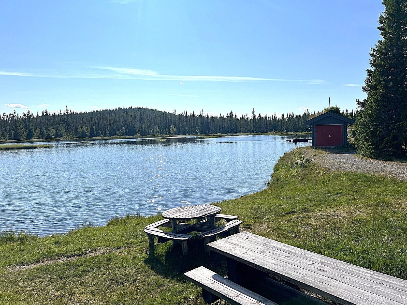 Idylliske Eftastjern ligger et steinkast unna. Her er det fint å bade, og ørreten biter! Galleribilde