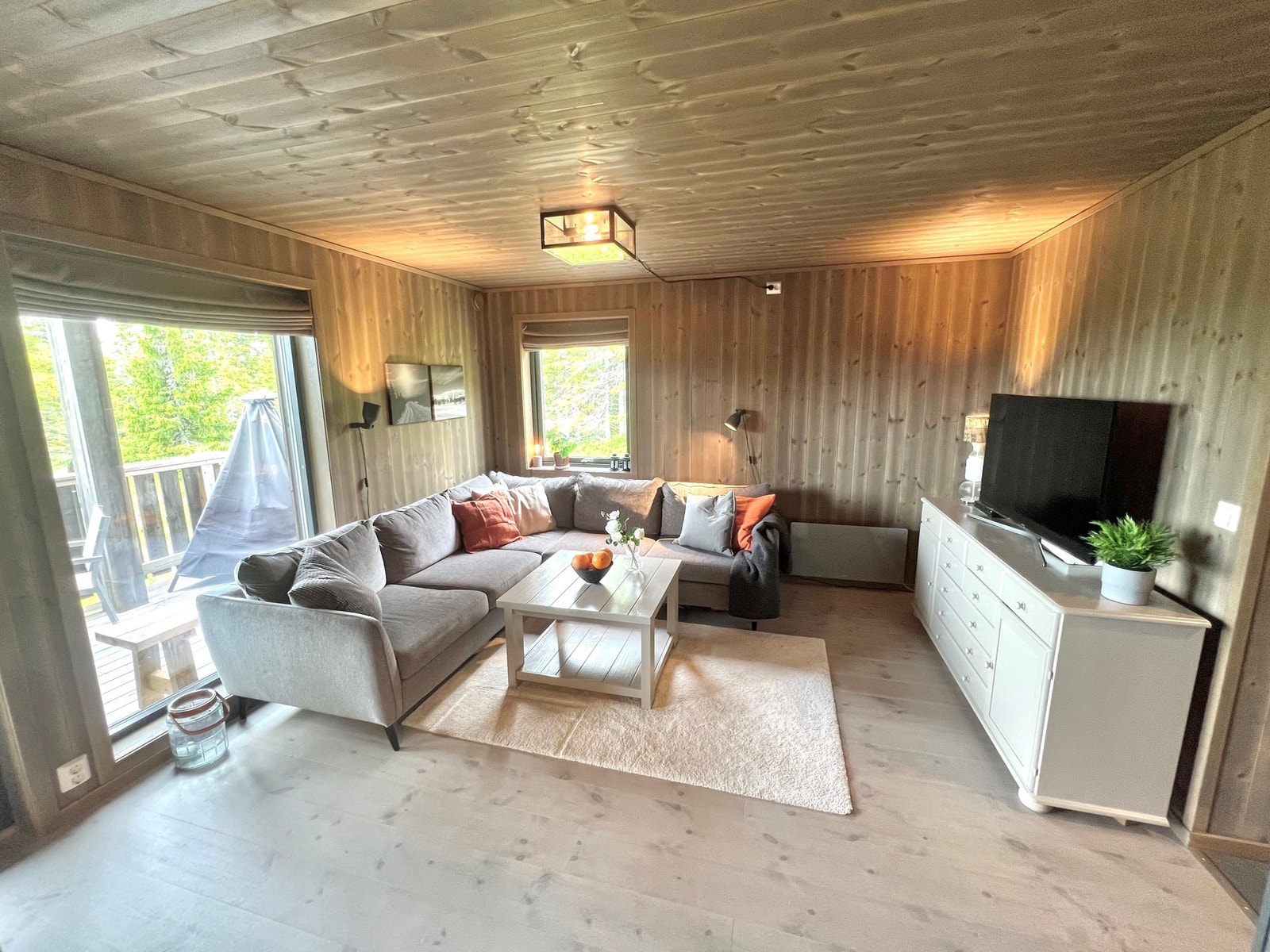 Romslig stue med god plass til sofa og TV-møblement. Galleribilde