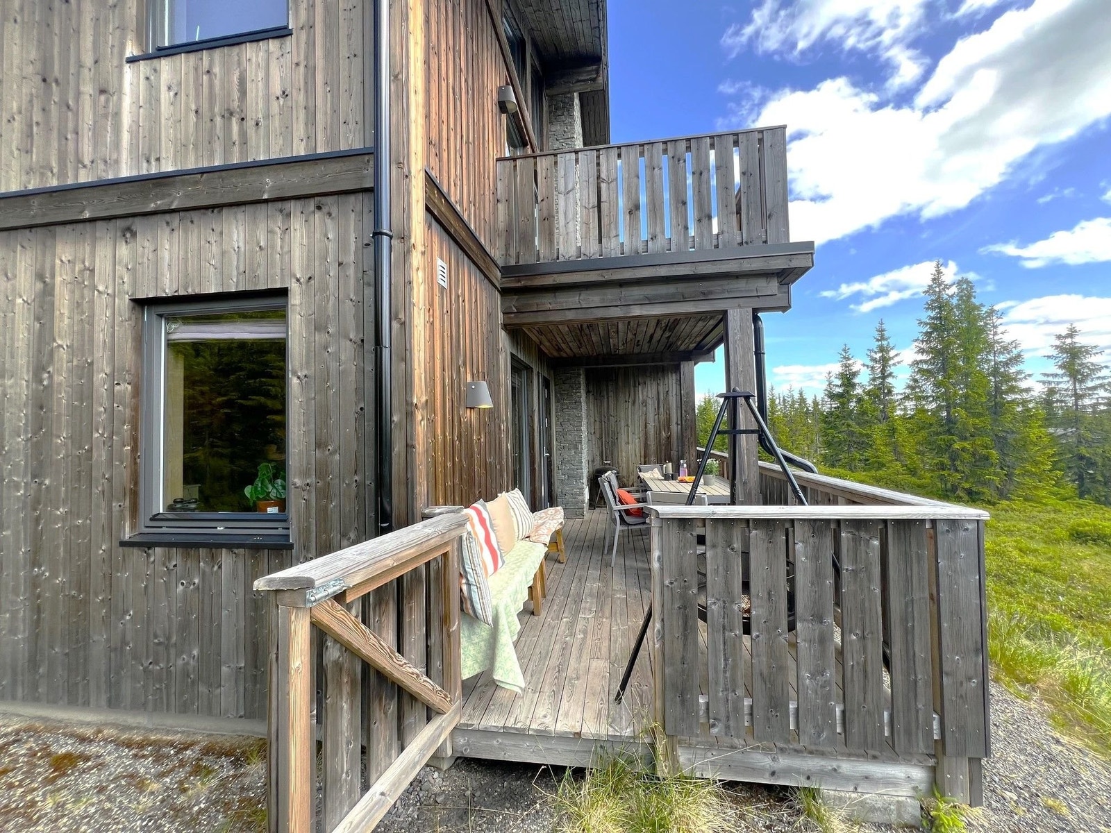 Romslig (13 kvm), delvis overbygget terrasse. Galleribilde