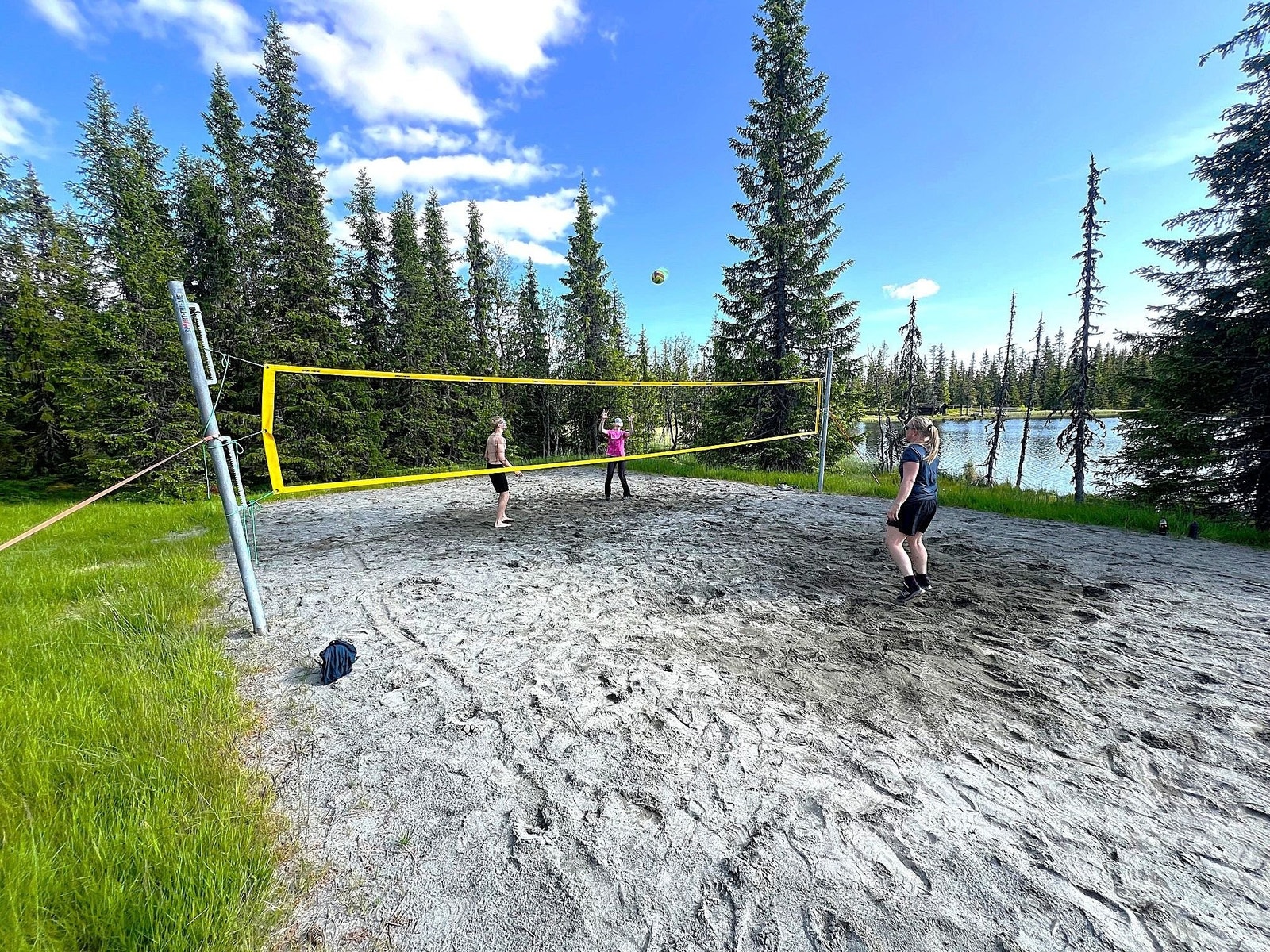 Beachvolleyball rett ved Eftastjern. Galleribilde