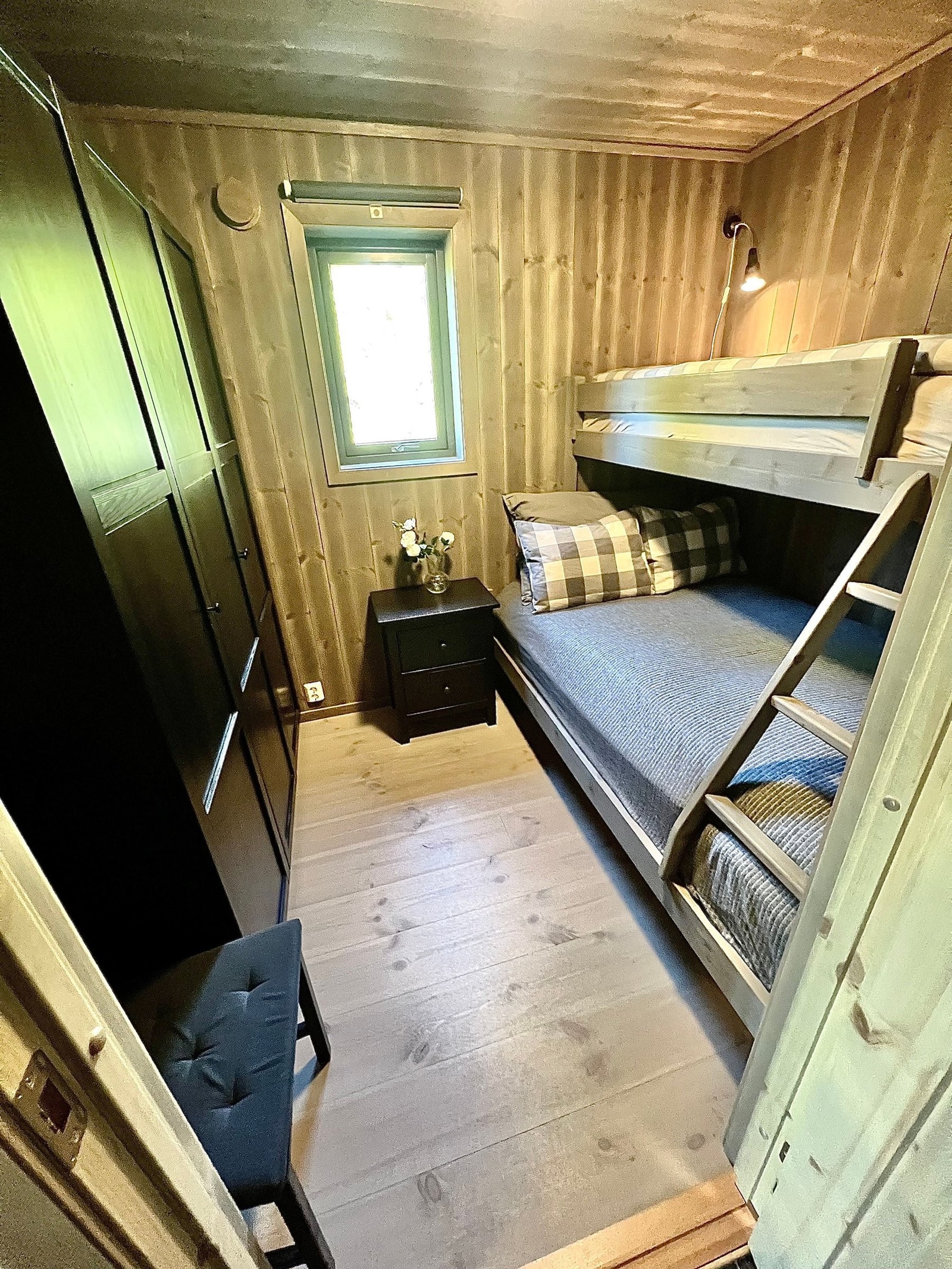 Soverom 2 med køyeseng: 120 cm nede og 75 cm oppe. Romslig garderobeskap. Galleribilde