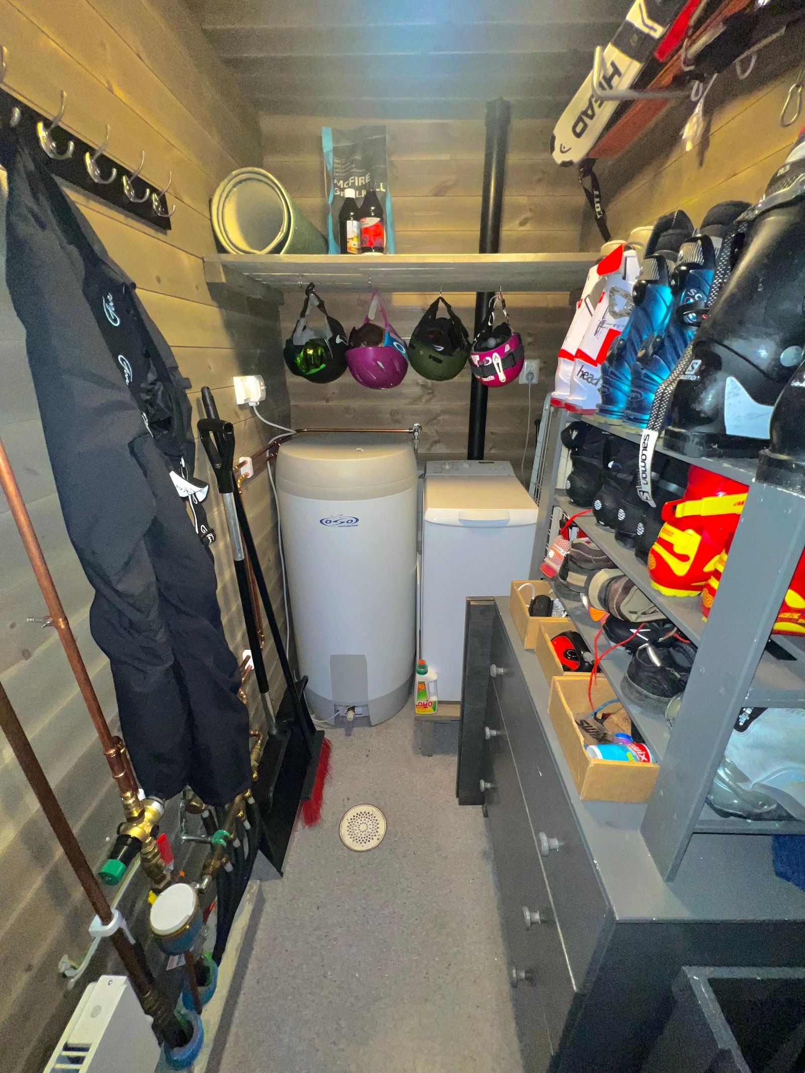 Isolert og oppvarmet bod/teknisk rom. Bereder, opplegg for vaskemaskin og plass til oppbevaring. Galleribilde