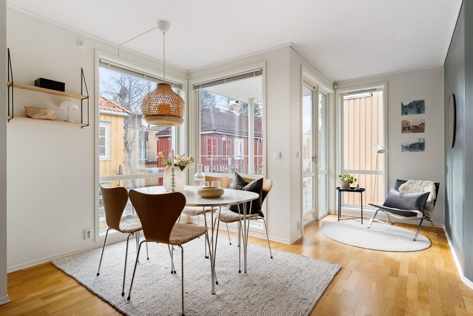 Fra spisestuen har du direkte adkomst til en solrik sørvendt balkong. Galleribilde