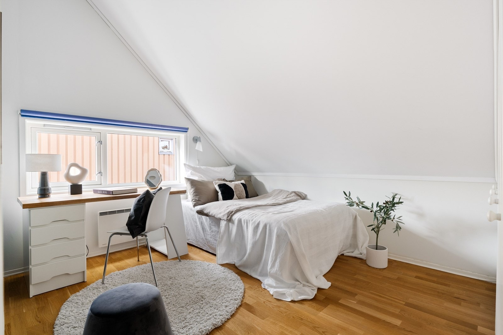I loftsetasjen ligger to gode soverom på 9,5 og 6,5 kvm, med potensial for å etablere et tredje. Galleribilde