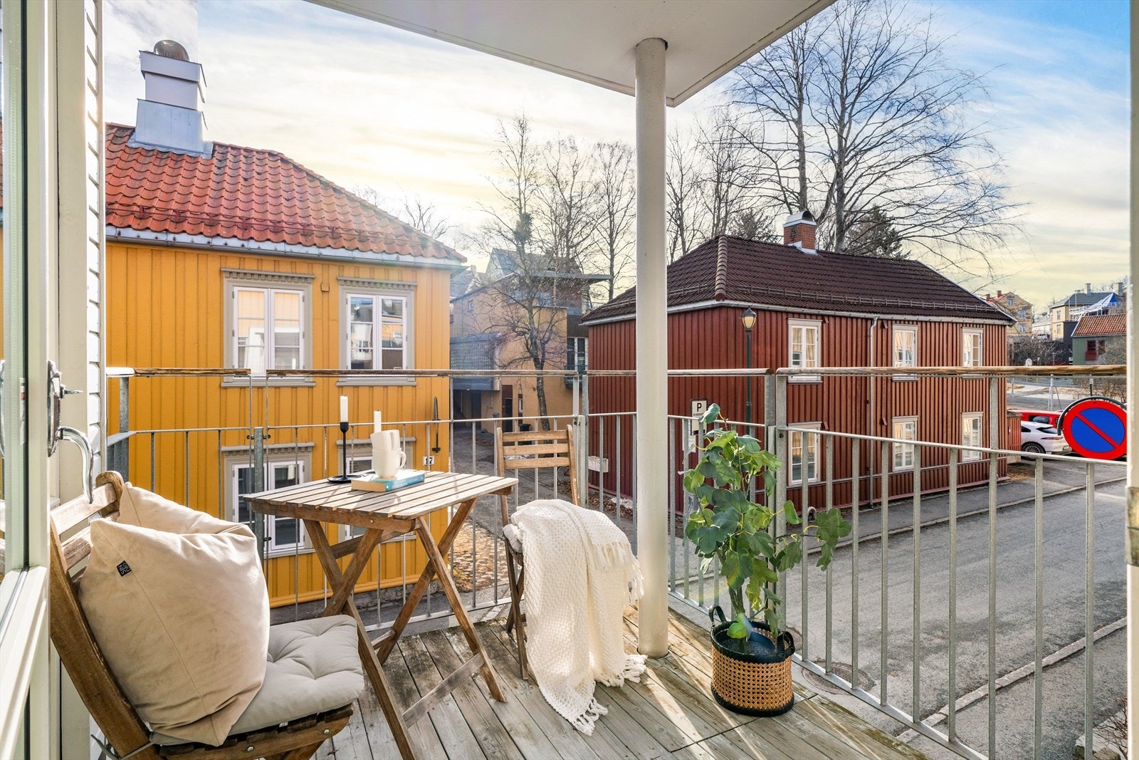 Flott og solrik balkong med overbygg som kan nytes året rundt. Galleribilde