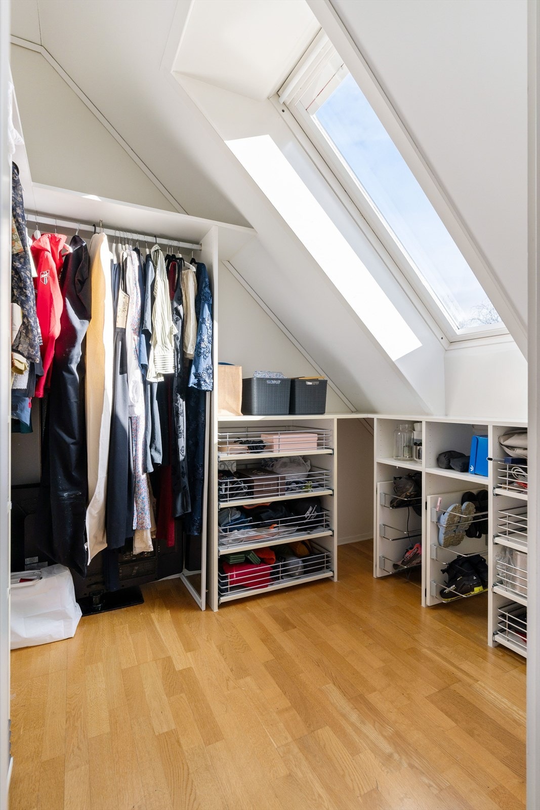 Praktisk walk-in-closet på 5,5 kvm som gjør morgenrutinen enklere. Galleribilde
