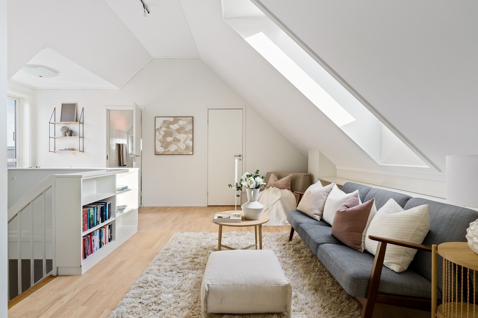 Lys og innbydende loftstue på 22,5 kvm med flotte Velux-vinduer i tak og gode møbleringsmuligheter. Galleribilde