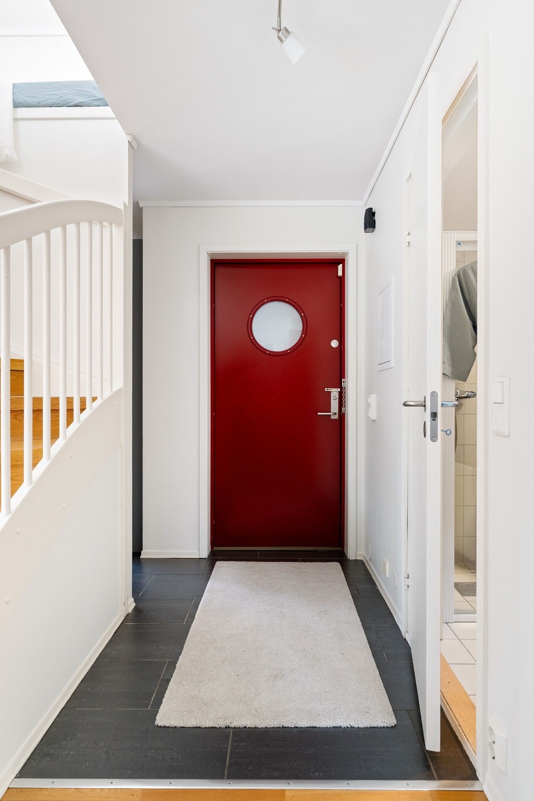 En lys og romslig gang som gir et innbydende førsteinntrykk. Galleribilde