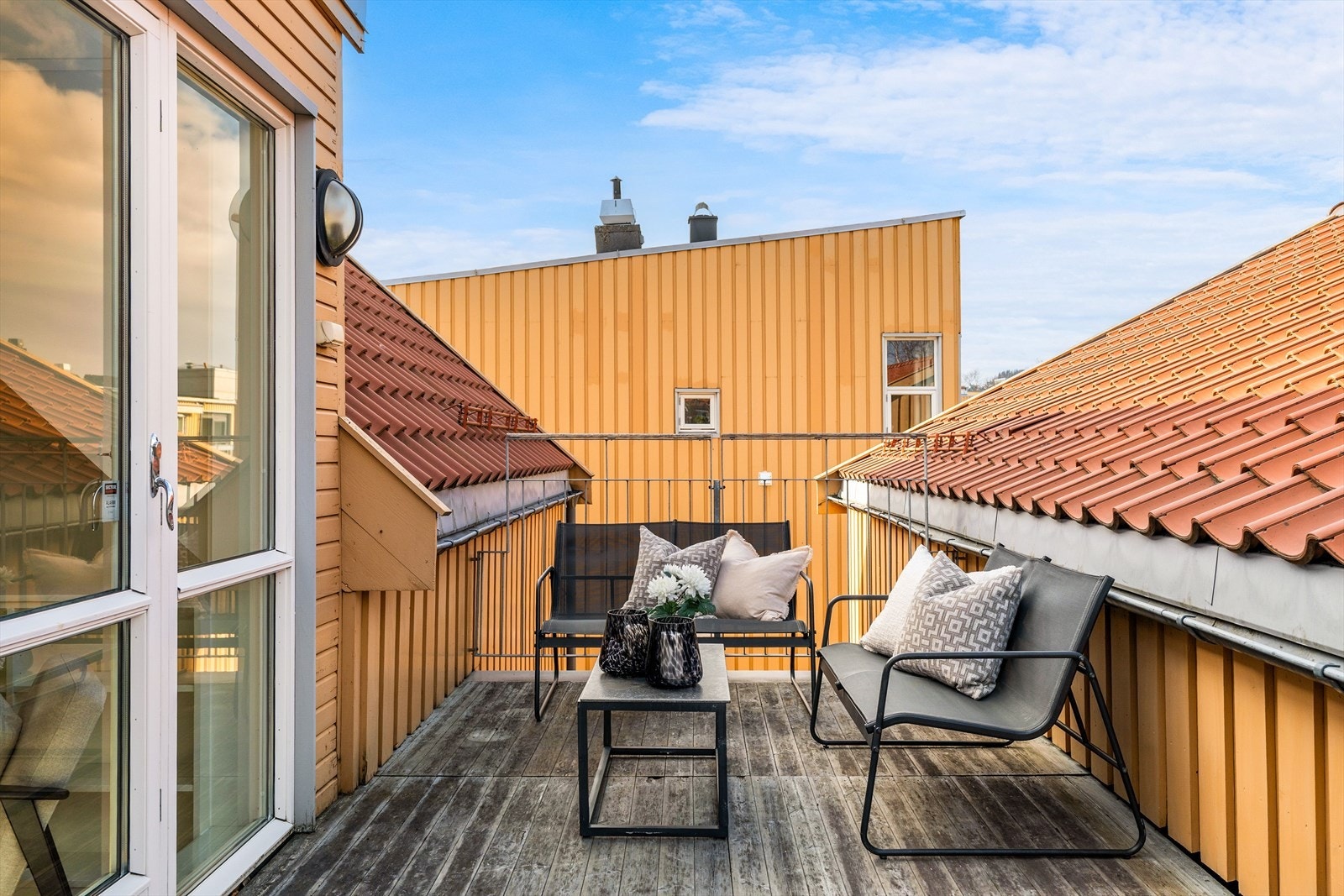 Avskjermet takterrasse på 15 kvm med god plass til egne soner for sitte- og spisegruppe. Galleribilde