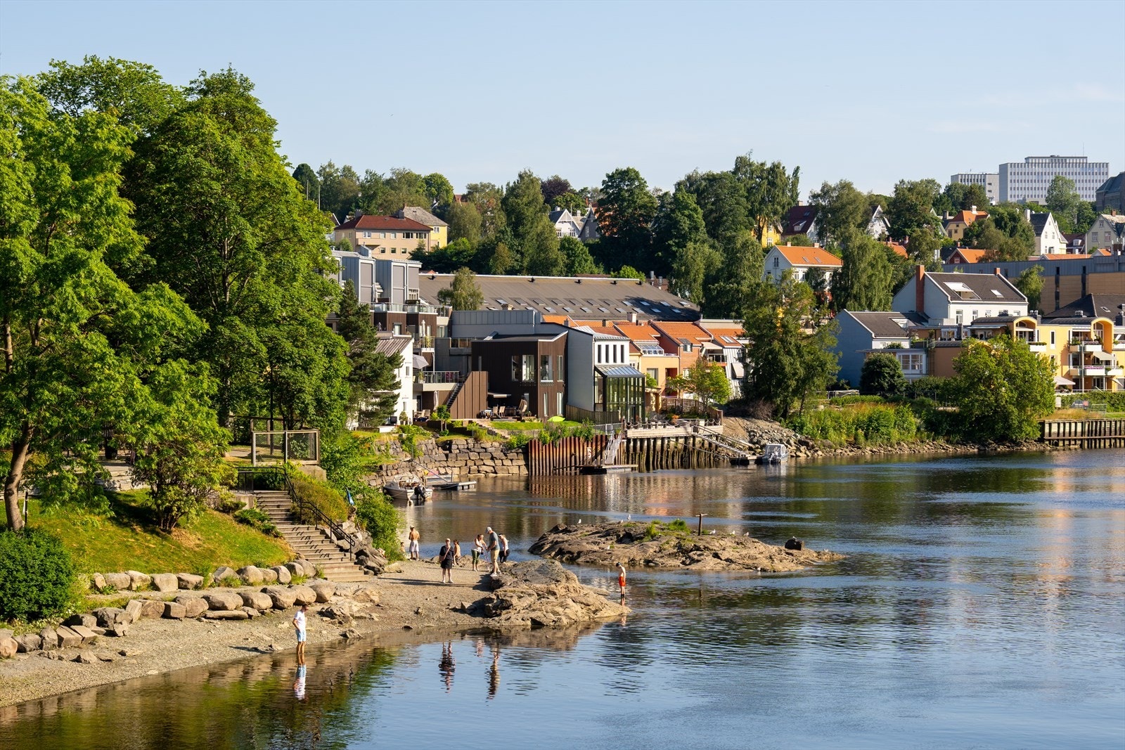 Badeplassen ved Gåsaparken er den perfekte oasen for late dager, friske bad og gode minner. Galleribilde