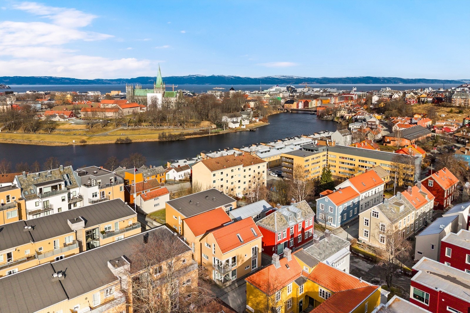 Her bor du like ved sjarmerende Bakklandet med historiske omgivelser, koselige kafeer og kort vei til vakre turstier langs Nidelva, en perfekt kombinasjon av byliv og idyll. Galleribilde