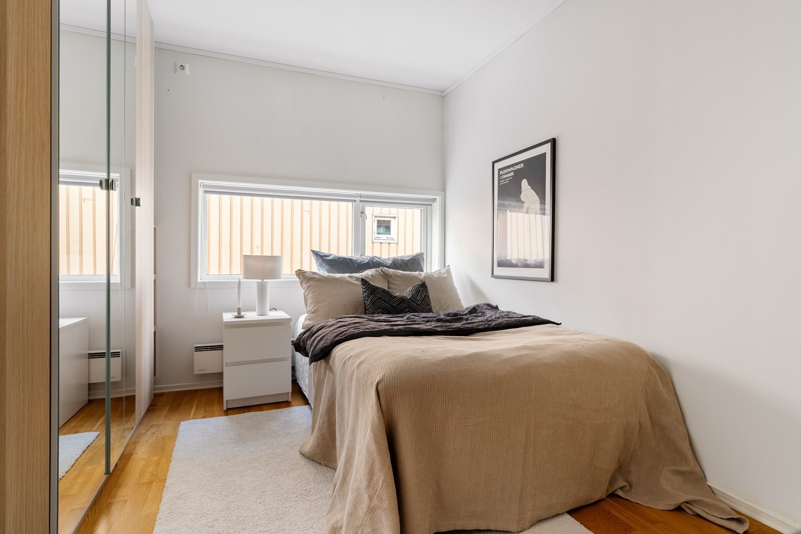 Begge soverommene har god plass til dobbeltseng, nattbord, skrivebord og garderobe. Galleribilde