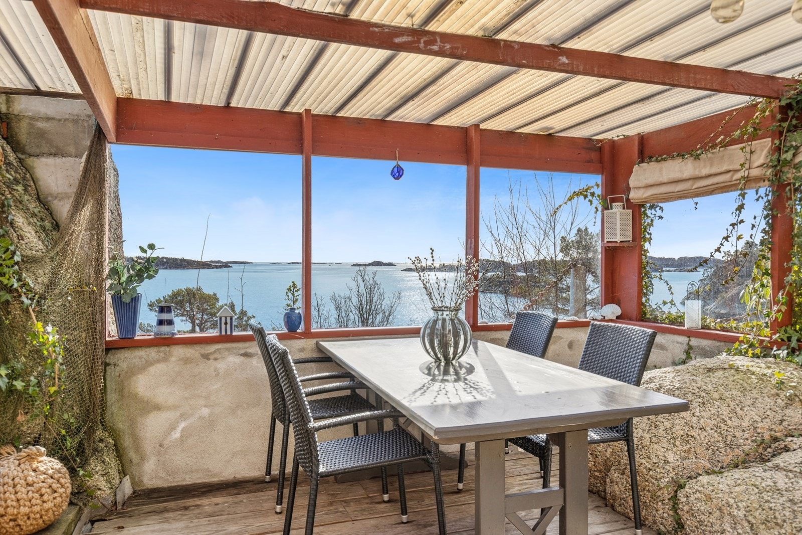 Selv om beliggenheten er tilbaketrukket og fredelig, er det praktisk kort vei til daglige nødvendigheter. Både Meny Vågsbygd og Kiwi Langenes ligger kun 5-6 minutter unna med bil. Galleribilde