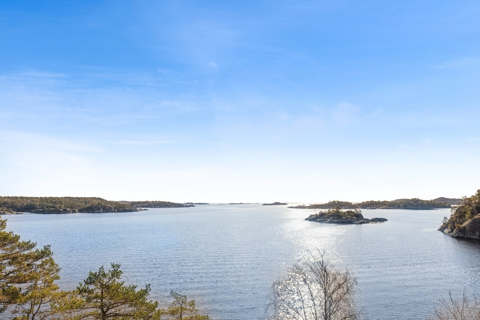 Utsikten er nydelig fra eiendommen og solgangen upåklagelig! Galleribilde