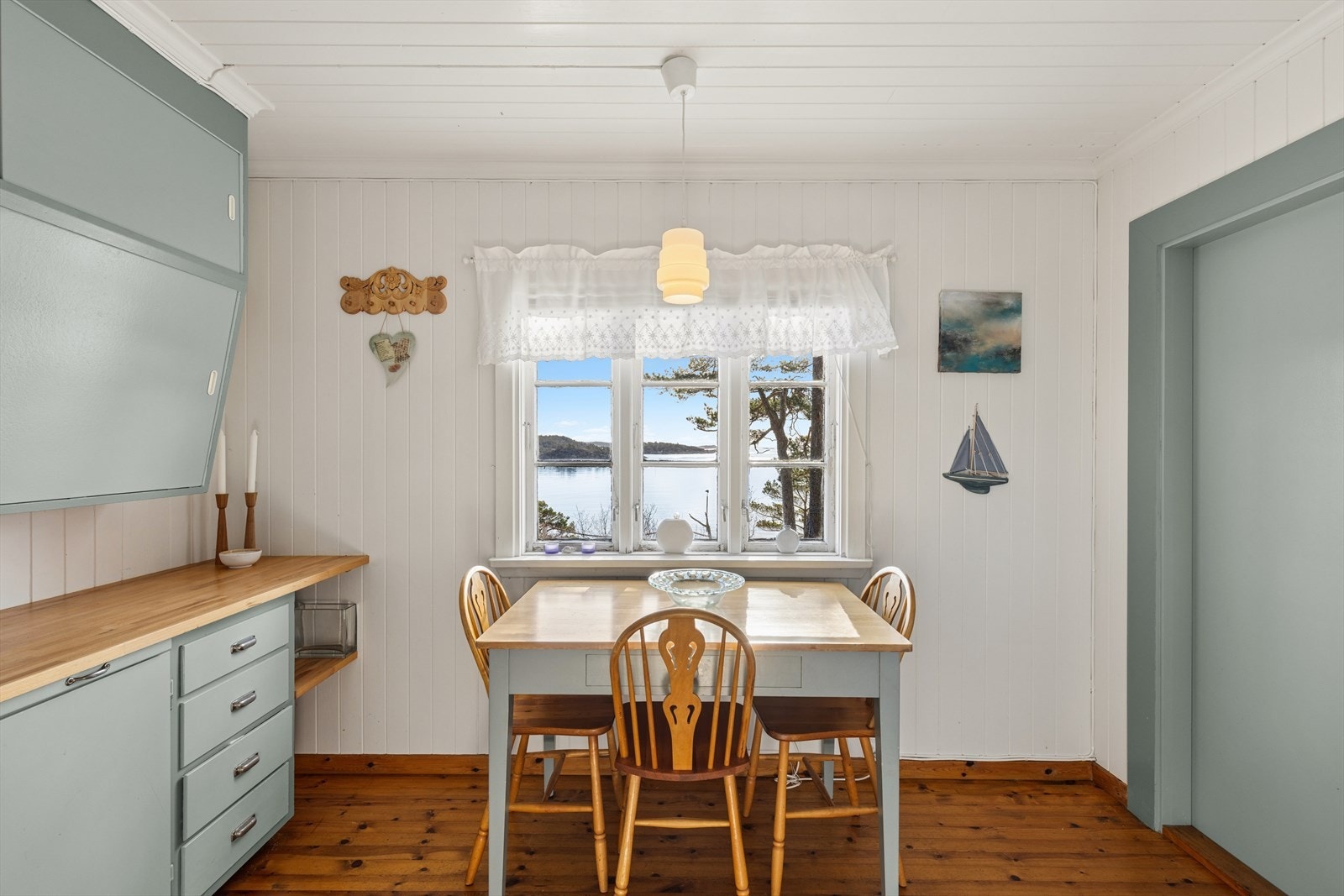 Hytta har en enkel og tradisjonell hyttestandard med entré, kjøkken, stue, ett soverom og en sovealkove. Galleribilde