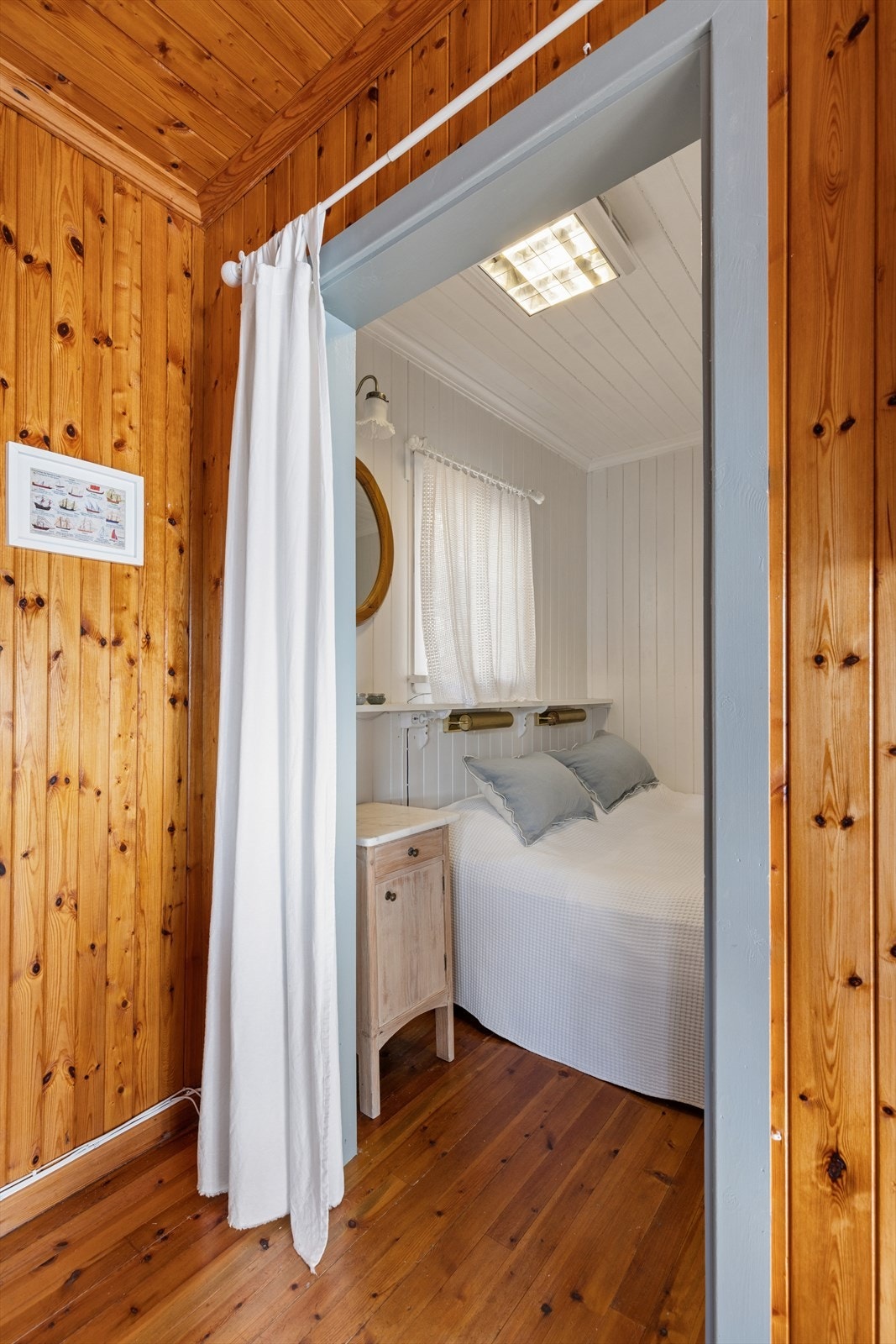 Hytta har et soverom, samt en sovealkove. Det er ytterligere overnattingsmuligheter i anneks på tomten. Galleribilde