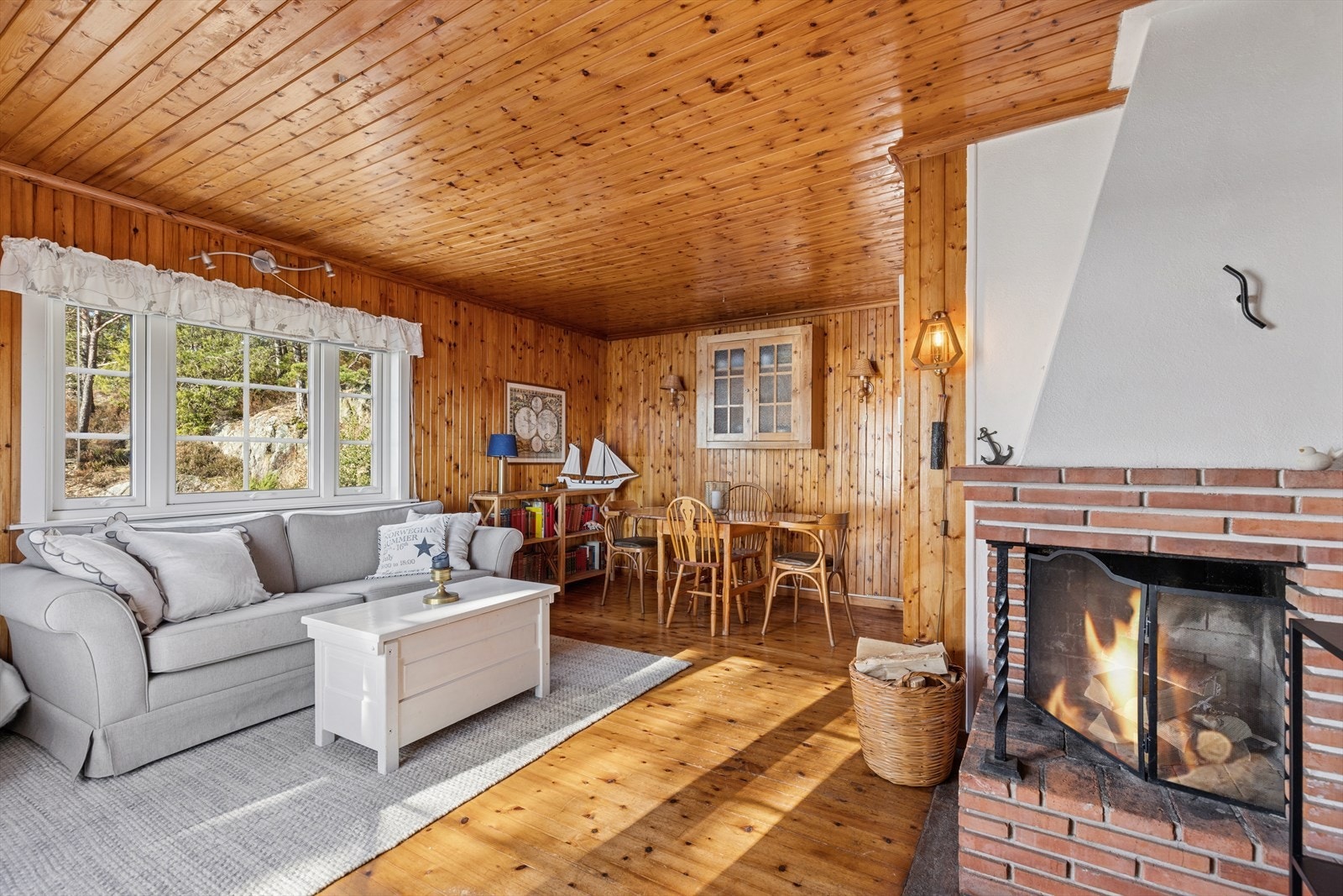 Stuen har en åpen peis som bidrar til en koselig atmosfære. Galleribilde