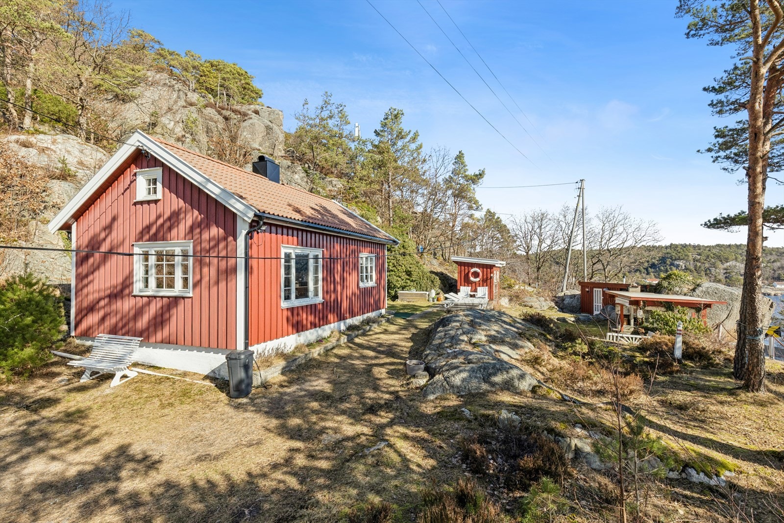 En hytte med solrik beliggenhet og flott utsikt over Sandvigdalsfjorden og havet. Grunnet en storm tidligere i år ble noen av ledningene revet ned - Telenor har bekreftet ovenfor selger at de vil komme og heve ledningene igjen. Galleribilde