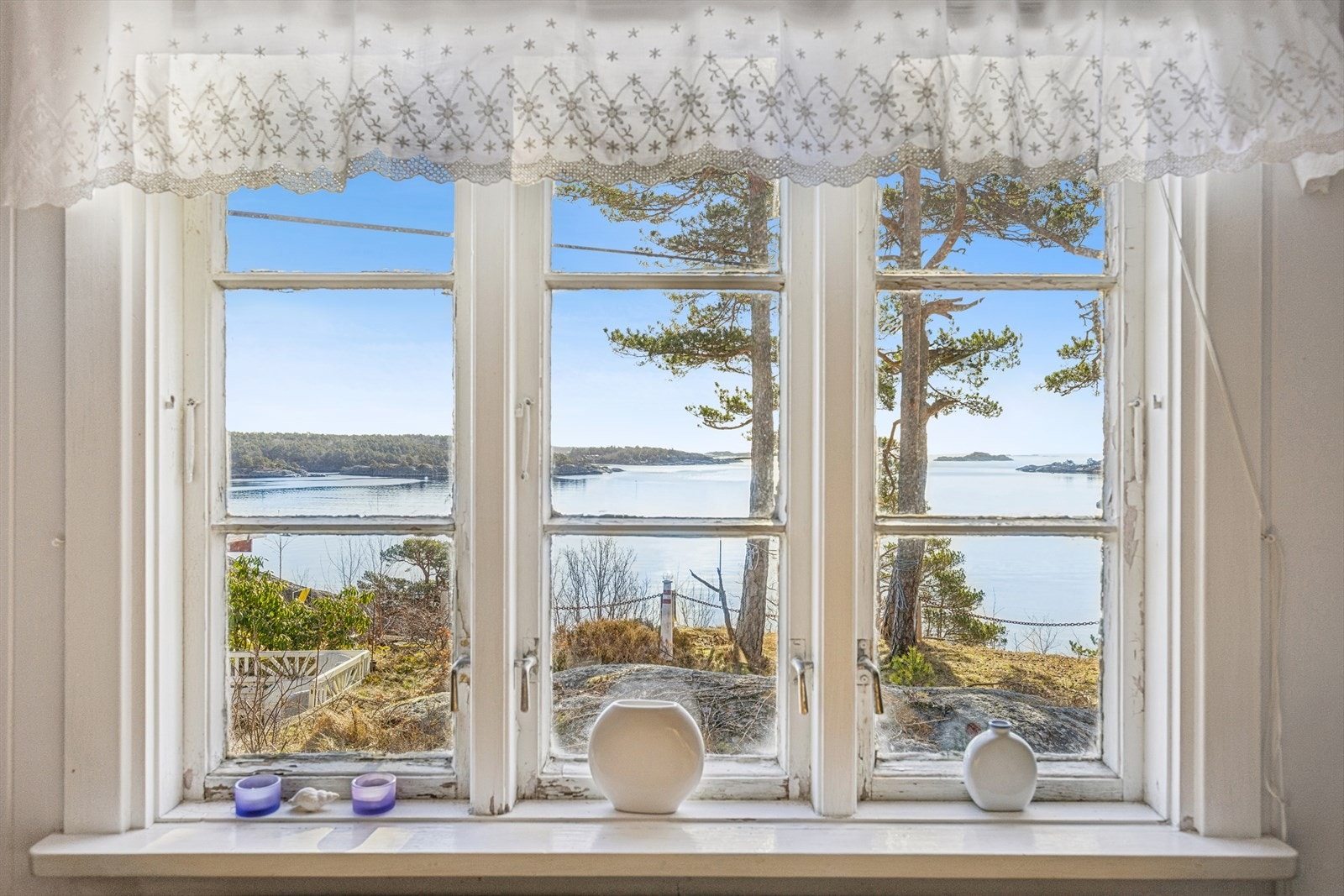 Det er plass til et lite spisebord på kjøkkenet ved vinduet med nydelig utsikt mot sjøen. Galleribilde