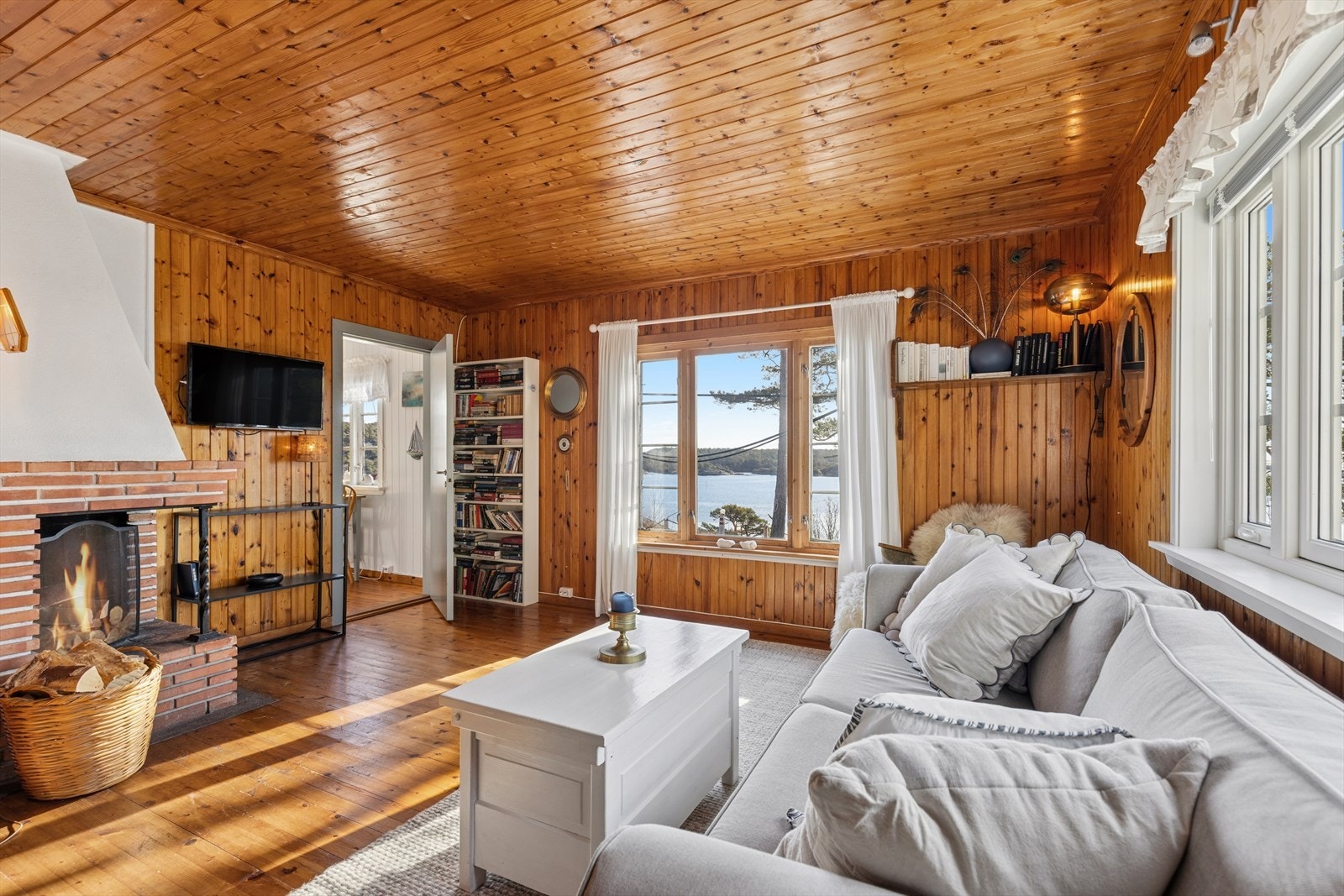 Trivelig stue med plass for spisebord og sofa. Stort vindu i stuen sørger for et fint lysinnslipp og utsyn utover. Galleribilde