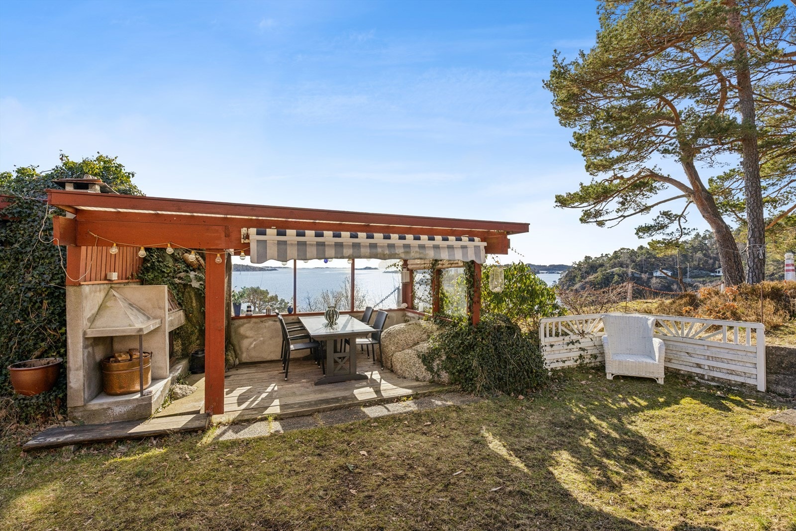 Hytta ligger mellom Holskogkilen og Helleviga, og området byr på mange fine badeplasser. Galleribilde