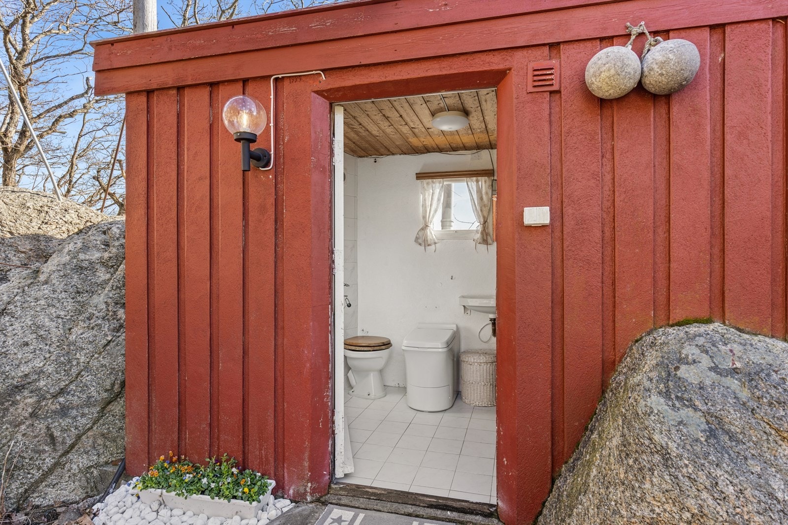 Eget badehus med forbrenningstoalett og pumpedusj. Galleribilde