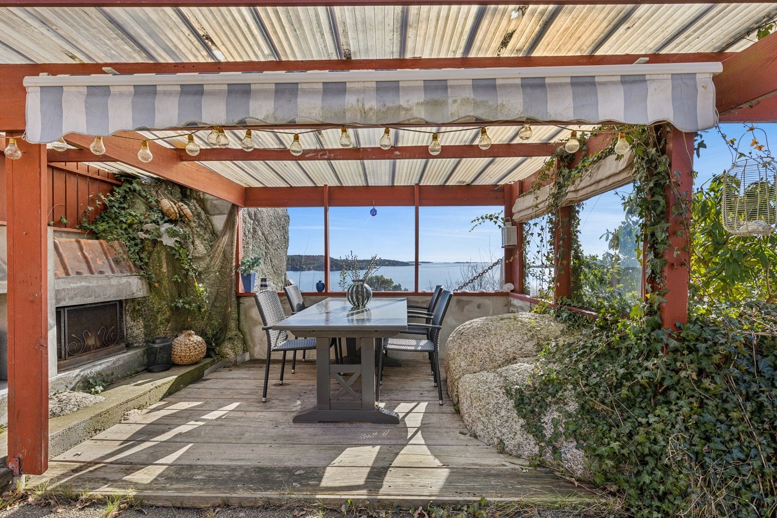 Overbygget uteplass med fantastisk utsikt! Galleribilde