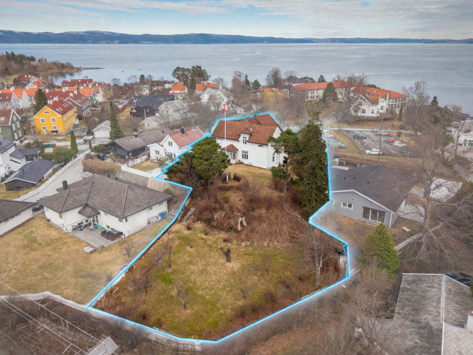 Bildet er AI redigert for å fremheve eiendommens tomte grense. Det kan forekomme avvik. Galleribilde