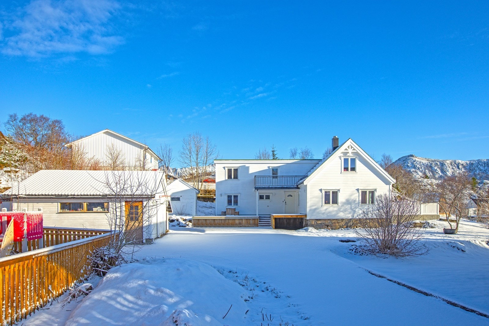 Enebolig med garasje Galleribilde