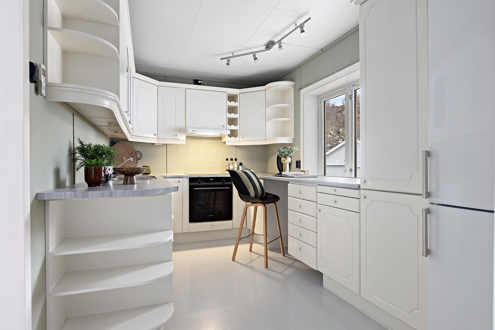 Lyst og pent kjøkken Galleribilde