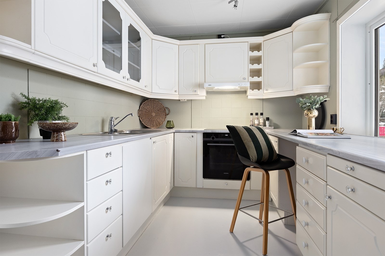 Kjøkkenet er meget godt utnyttet og det er god skapplass Galleribilde