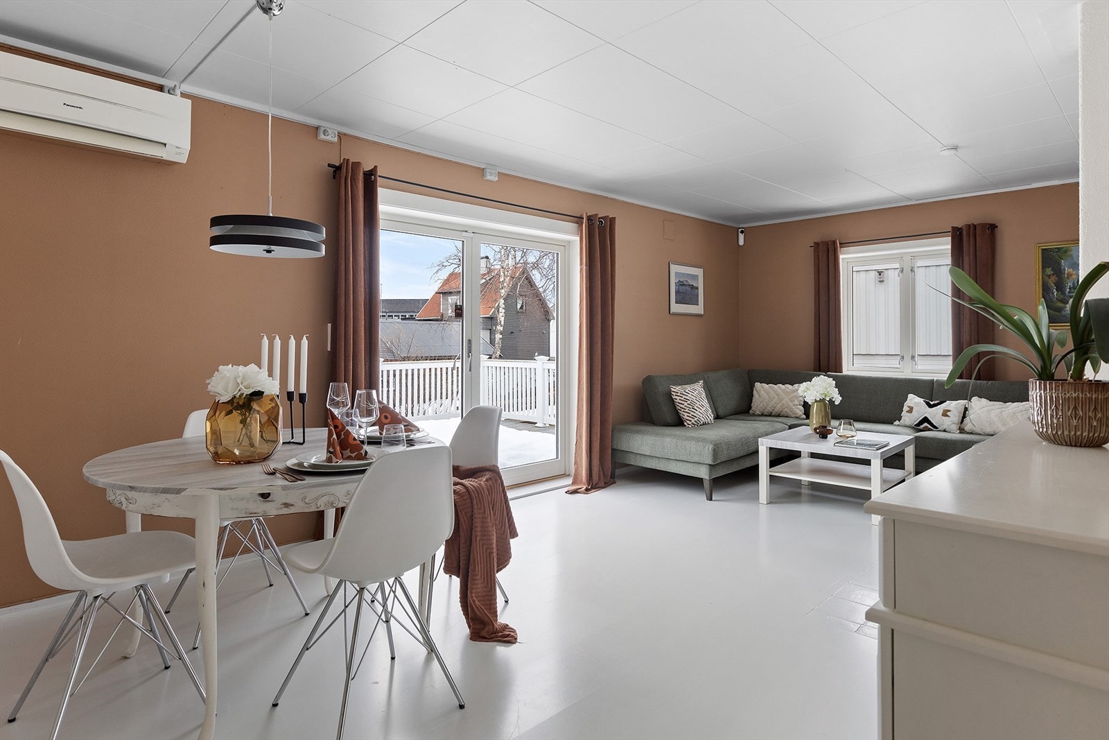 Pen stue med utgang til stor terrasse Galleribilde