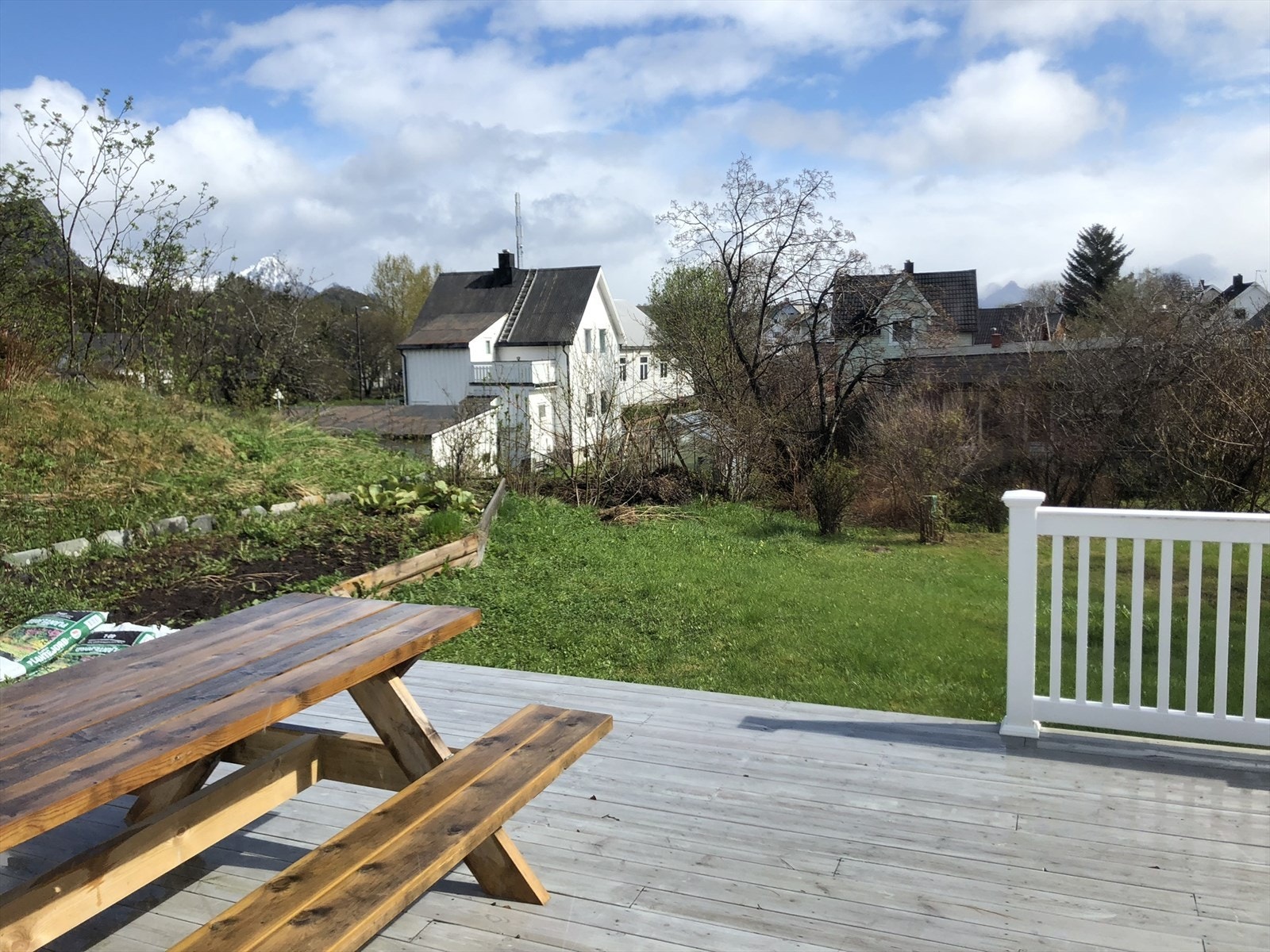Pent uteområde med utgang til hage fra terrassen Galleribilde