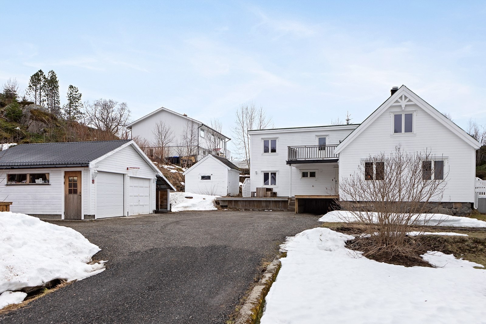 Garasje og god plass til parkering i oppkjørsel Galleribilde