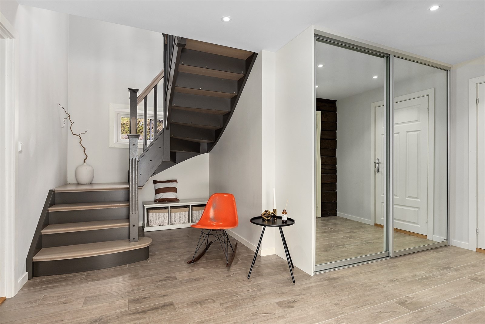 Hall med god skapplass og pen trapp opp til 2.etg. Galleribilde