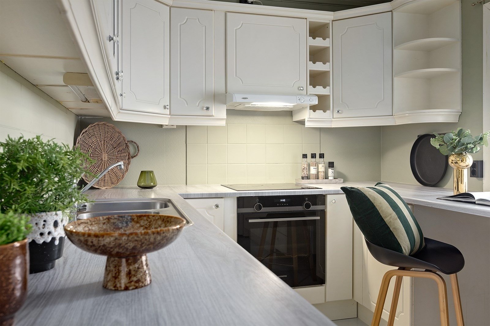 Pent kjøkken med god benkeplass Galleribilde