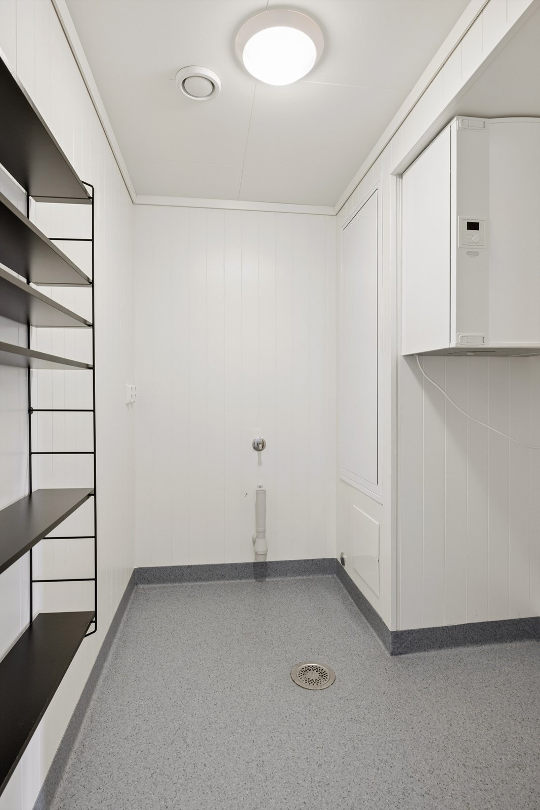 Vaskerom/bod med god oppbevaringsplass, opplegg til vaskemaskin/tørketrommel og balansert ventilasjon for leiligheten. Galleribilde