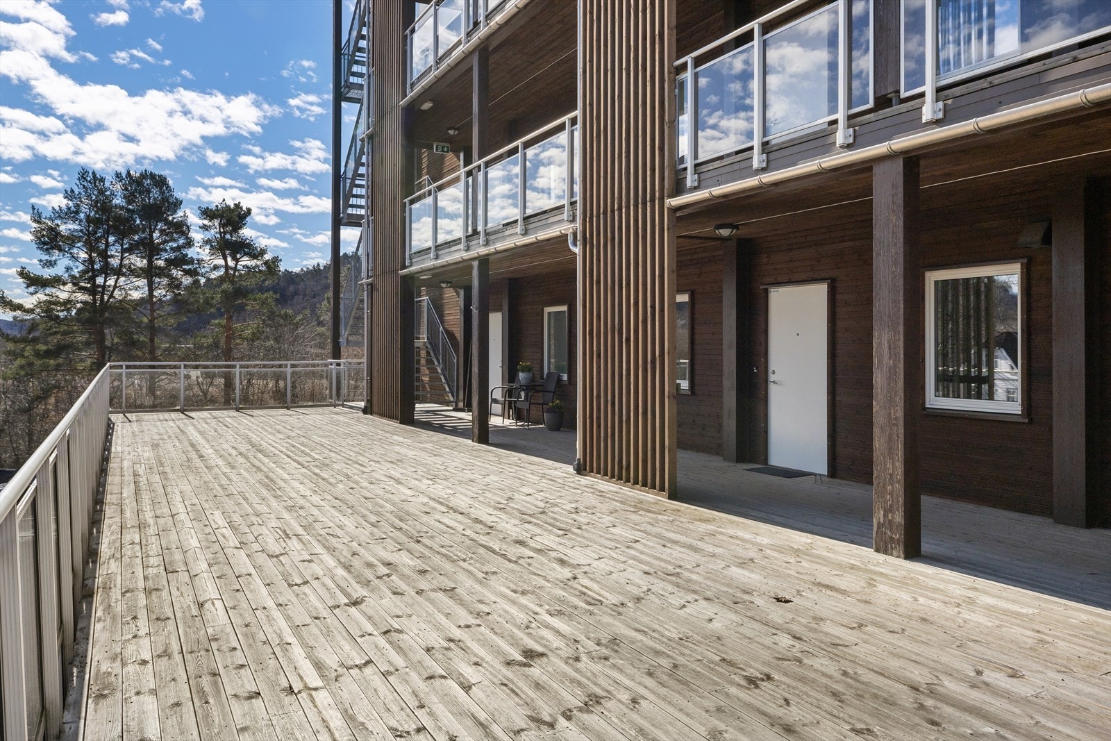 Leiligheten ligger i nyere leilighetsbygg fra 2017 med gode naboer og solforhold på begge siden av leiligheten. Midt i Nodeland sentrum! Galleribilde